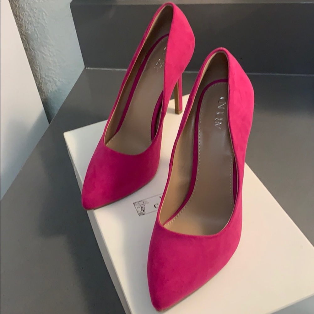 New Pink Suede Abound heels 9.5